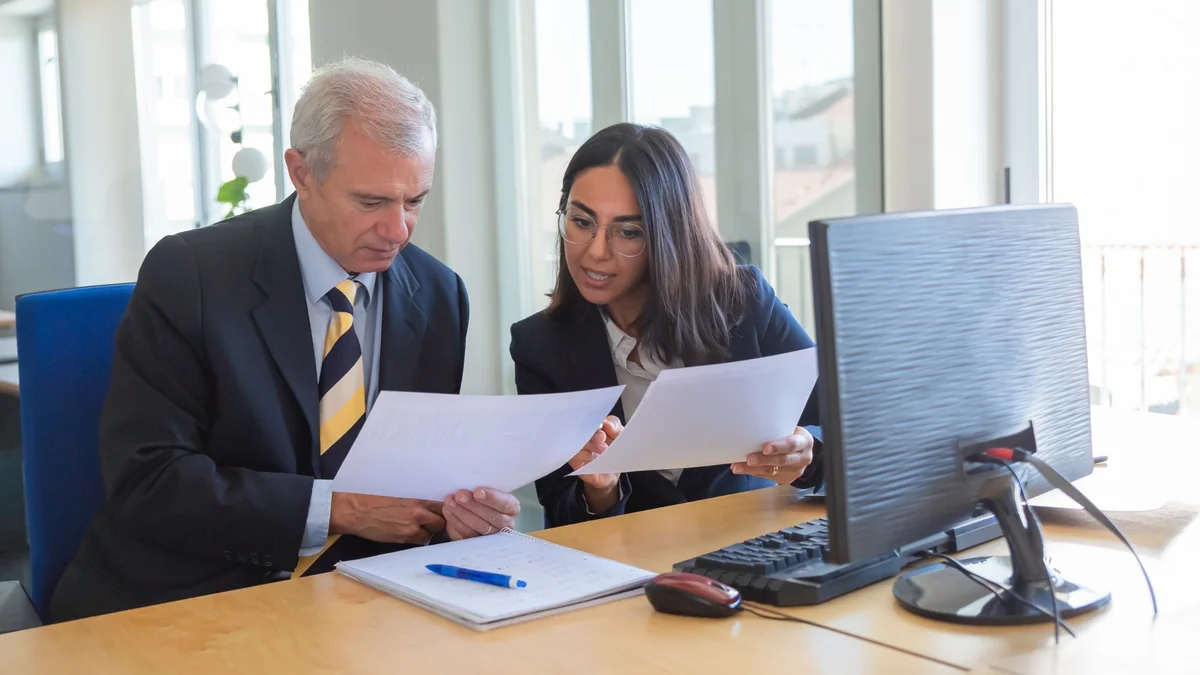 Empresas prestadoras de serviços analisando recolhimento de ISSQN, PIS e COFINS